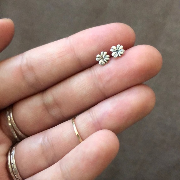 3/$15 🌞 last pair! ✨ Sterling Silver Mini Clover Earrings - Picture 3 of 4